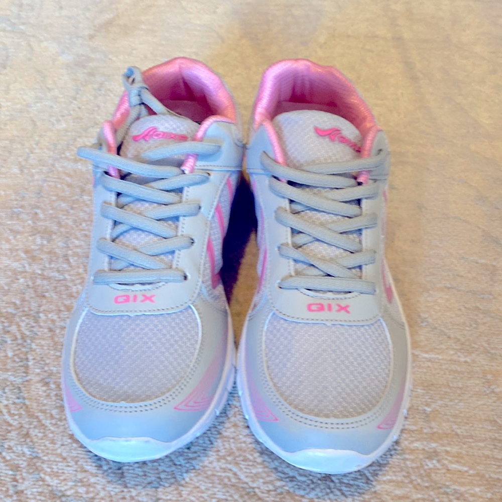 QIXP US size 8 Sneakers